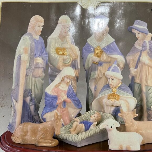 Vintage 11-Piece Nativity Set‎ With Wood Base By Crown Accents - Picture 3 of 16